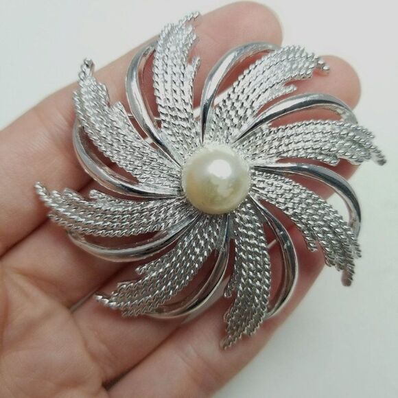 Vintage Sarah Coventry Silver Tone Flower Shape Brooch, Retro 80s Style - Picture 1 of 7